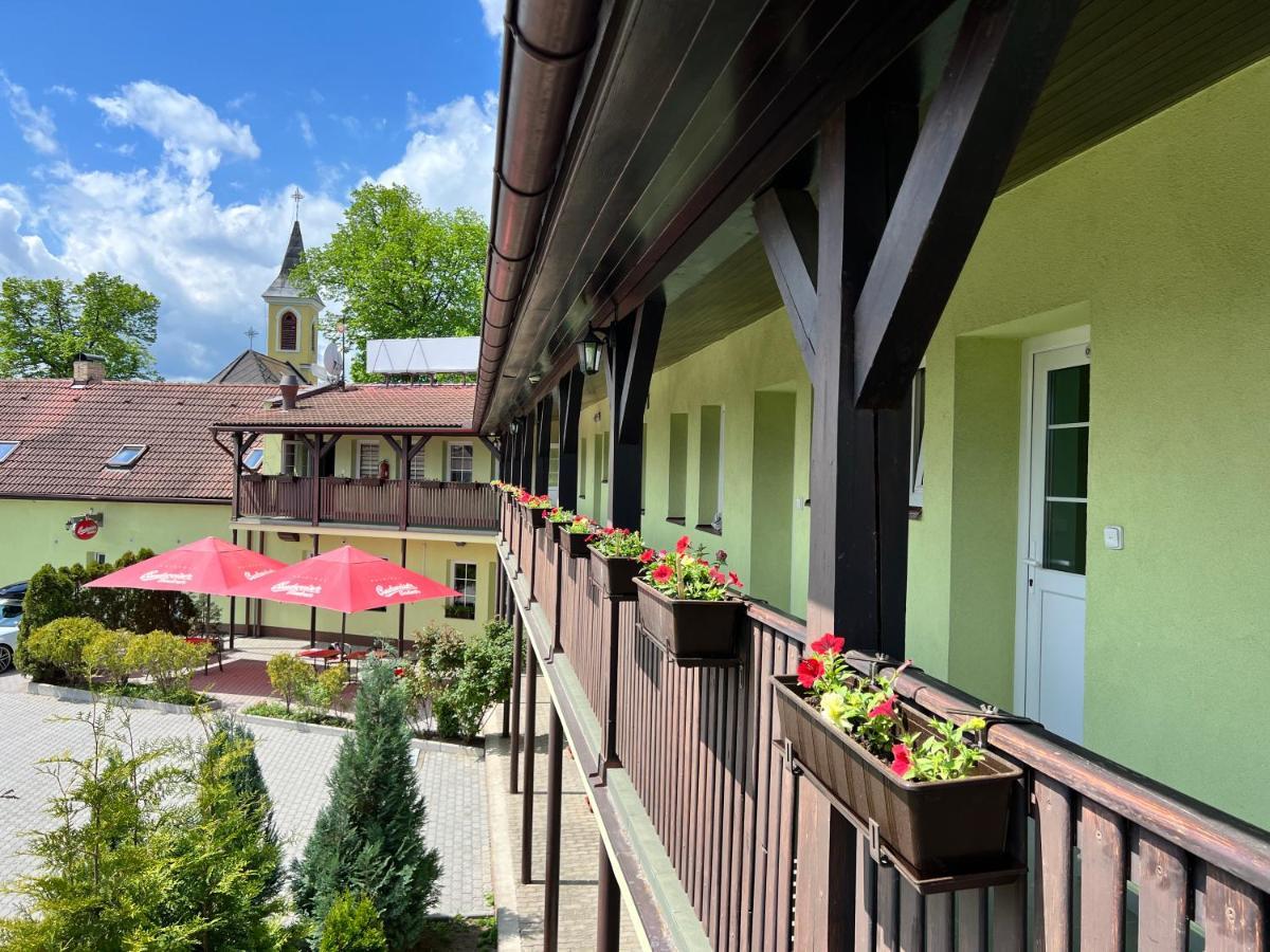 Hotel Marislav Cesnovice Exterior foto